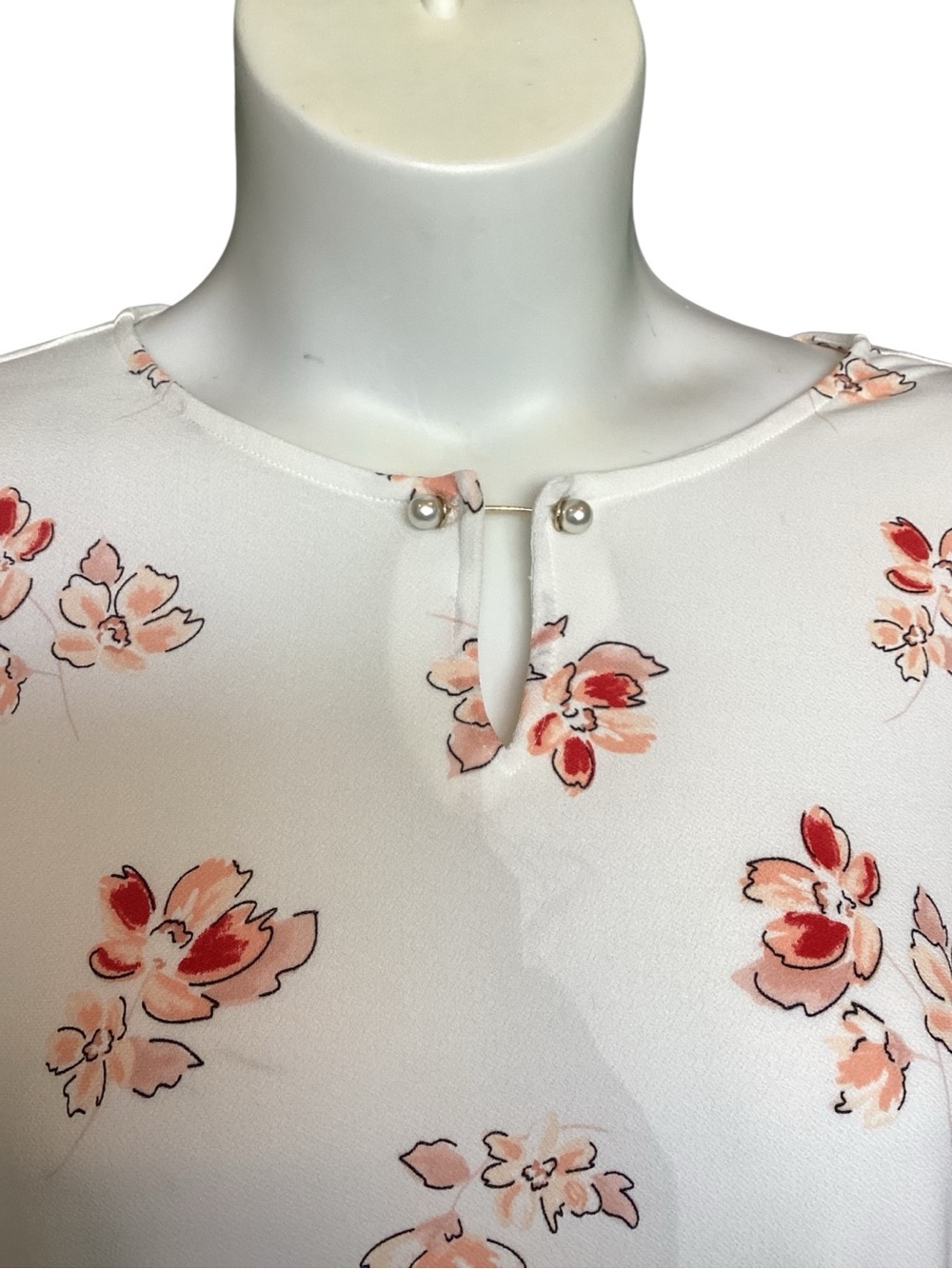 Liz Claiborne Cream Floral Keyhole Flutter Sleeve Top - Picture 6 of 9